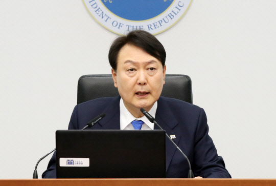 윤석열 대통령이 18일 서울 용산 대통령실 청사에서 열린 제16회 국무회의에서 모두발언하고 있다. 대통령실통신사진기자단=연합뉴스